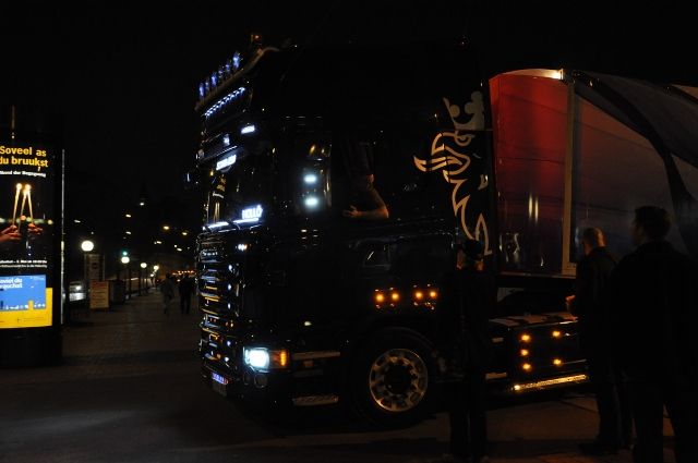 Spektakuläre Abreise des großen B2B-Trucks aus Hamburg (Pilot)