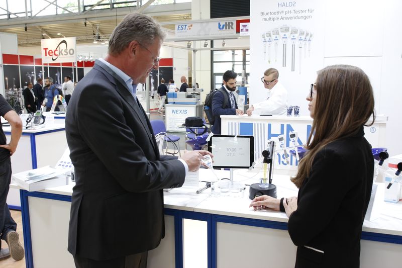 Bei Hanna Instruments konnten Besucher die neuen pH-Sonden des Herstellers für spezifische Anwendungen wie die Qualitätskontrolle von Bier oder Käse in Augenschein nehmen.   (LABORPRAXIS, C. Lüttmann)