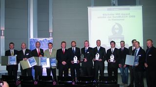 Die stolzen Sieger des MM-Award, der als Innovations-Preis während des ersten Messetages in Hannover den Vertretern von elf Unternehmen durch MM-Chefredakteur Ken Fouhy überreicht wurde. (Archiv: Vogel Business Media)