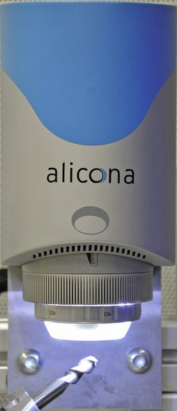 Bild 4: Zur Analyse der Mikrogeometrie der präparierten Werkzeuge wurde ein robustes hochauflösendes optisches Messsystem ausgewählt. (Bild: Otec/IPK)