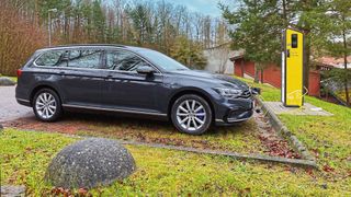 Der Ausbau der Ladeinfrastruktur, insbesondere entlang der Autobahnen, muss schneller gehen, um den Hochlauf der Elektromobilität nicht zu gefährden. Das fordert Karl-Heinz Bley, Präsident des Kfz-Gewerbes Niedersachsen-Bremen.  (Bild: gemeinfrei)