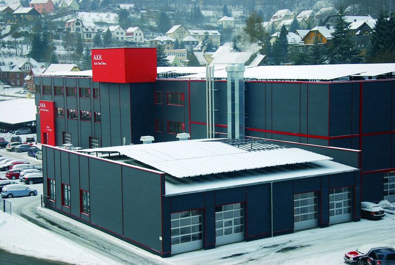 ...hat die Erhardt AG ein „glänzendes“ Autohaus gezaubert. An das A.H.K, das ausschließlich die Gebrauchtwagen der Gruppe vermarktet, ist auch das neue K&L-Zentrum im Bildvordergrund angeschlossen.  (Foto: Dominsky)