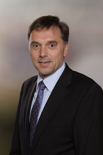 „Ich gratuliere der PROCESS zu zwei Jahrzehnten erfolgreicher Fachpressearbeit. Die tagesaktuelle Berichterstattung  über Themen der Automatisierungstechnik an ein breites Publikum in der Prozessindustrie  ist ein wesentliches Merkmal der Process. Nach dem Motto „Tue Gutes und sprich darüber“ gehören regelmäßige Berichte der PROCESS über die NAMUR Hauptsitzung dazu. Durch die chinesischen, indischen und weltweiten Magazine kann die Process die internationale Entwicklung der Branche begleiten, sicher ein großes Plus.Für die nächsten 20 Jahre wünsche ich der PROCESS weiterhin eine glückliche Hand und freue mich auf eine Fortsetzung der angenehmen Zusammenarbeit bei unseren gemeinsamen Aktivitäten.“Heinrich Engelhard, Geschäftsführer der NAMUR, Interessengemeinschaft Automatisierungstechnik der Prozessindustrie (Bild: Namur)