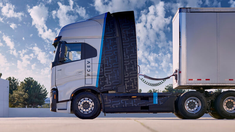 Der Nikola Tre FCEV soll mit einer Wasserstoff-Ladung 800 Kilometer weit fahren. (Bild: Nikola)