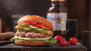 Die Boulette beim Burger verbraucht rund 2800 Liter Wasser. (gemeinfrei, Joseph Gonzalez)