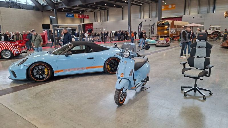 Was uns diese zwei Fahrzeuge und eine Bürostuhl im Rahmen der Sonderausstellung „Colors of Motorsport“ sagen wollen? Keine Ahnung!  (Bild: Dominsky –  »kfz-betrieb«)