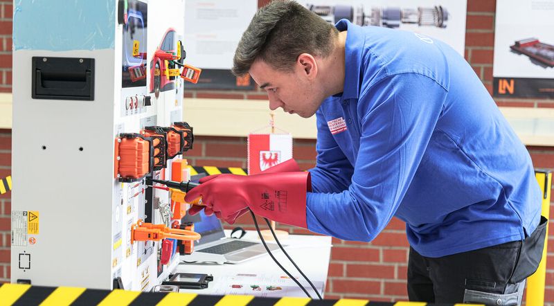 Der Brandenburger Malte Angetter bearbeitet hier die Hochvoltaufgabe. (Bild: Schmidt - VCG)