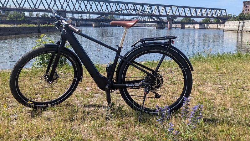 In Hamburg zeigte Bosch eBike Systems neue Systeme für E-Bikes wie den Nabenmotor Hub Line. Auf dem unebenen Hafengelände mit einer ordentlichen Brise ließen sich die neuen Systeme auf Herz und Nieren prüfen.(Bild:  Stefanie Eckardt)