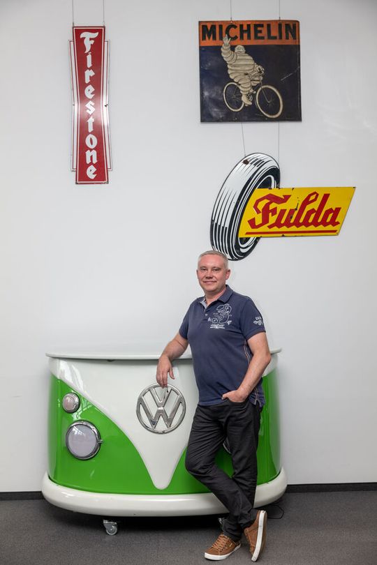 Gregor Knosala erklärt, dass bei einer guten Lieferantenstruktur Teile online bis zu 60% günstiger sein können.(Bild:  GETTYGO GmbH (Marco Gerber))