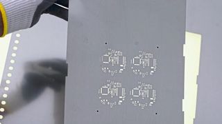 SMD-Schablone: Bei jedem Arbeitszyklus wirkt auf die Schablone ein bestimmter Druck, um die Paste durch die Öffnungen in der Schablone auf die Leiterplatte aufzutragen. Mit der Zeit verringert sich die Spannung der Schablone und somit auch die Druckqualität.  (Bild: photocad)