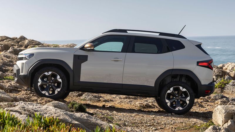 Die Bodenfreiheit wuchs leicht, ansonsten sind die Abmessungen bis auf wenige Millimeter mit denen des Vorgängers identisch. (Bild: Dacia)