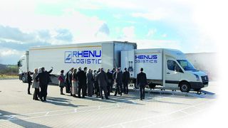 Das kleinere Verteilerfahrzeug dockt an den Sattelzug an und übernimmt die Pharmaprodukte aus den verschiedenen Temperaturzonen. Bilder: Rhenus (Archiv: Vogel Business Media)