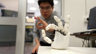 Durch Bewegungen ihrer Hände und Finger können Nutzer einen Roboter dazu bringen, Klavier zu spielen oder einen Basketball zu werfen, oder sie können Objekte in einer virtuellen Umgebung manipulieren. (Bild: Melanie Gonick)