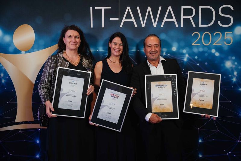 Oxana Pitzschler und Kim Finck, beide Cisco, sowie Jorge Soares von Splunk a Cisco Company freuen sich über insgesamt vier IT-Awards von DataCenter-Insider, IP-Insider und Security-Insider in den Kategorien „Schnelles Interconnect“, „Netzwerk-Infrastruktur“, „Netzwerk-Monitoring & Observability“ und „SASE / SSE“. (Bild: Manuel Emme Fotografie)