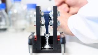 Am Demonstrator lässt sich die Haftwirkung der Klebstoffkapseln direkt testen. (Bild: Fraunhofer IAP)