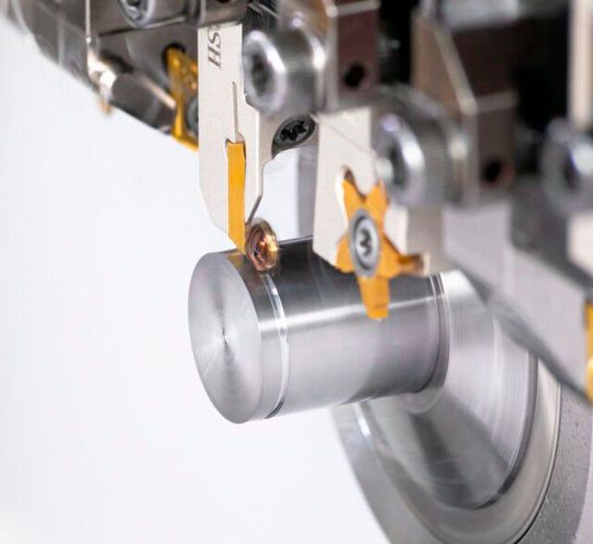 Iscar erweitert sein zweischneidiges Abstechsystem «DO-GRIP» um drei besonders schmale Schneideinsätze. Anwender bearbeiten damit Stangenmaterial bis 22 Millimeter wirtschaftlich, prozesssicher und materialsparend.(Bild:  Iscar)