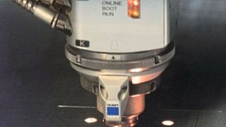 Rundum wirtschaftlicher und produktiver: Verglichen mit dem Schneiden von Blechteilen mit üblichen Haltestegen kann der Laser bei Nanojoints deutlich schneller schneiden.   (Bild: Trumpf)