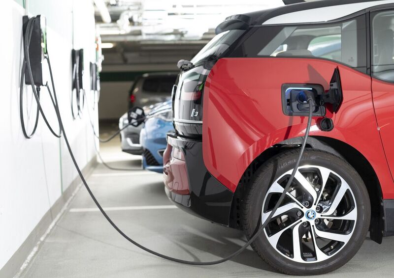 Eine E-Autoladestation in der Garage kann durch andere Eigentümer nicht mehr blockiert werden. Auch Sicherheitsbedenken sind kein ausschließendes Argument. (Bild:  Martin Hangen/hangenfoto/ADAC)