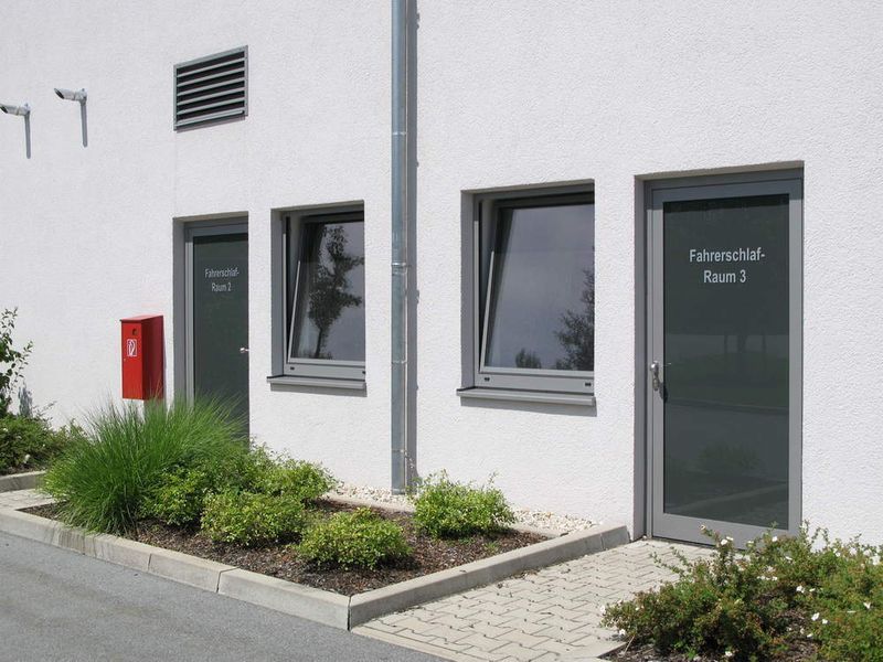 Ausländische Fahrer und Durchgangskunden greifen gerne auf komfortable Übernachtungsmöglichkeiten mit Dusche und 70 Lkw-Parkplätze zurück. (Archiv: Vogel Business Media)