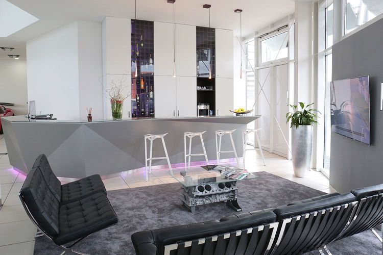 Die Kundentheke und der Motorblocktisch sind Eigenkonstruktionen. (Bild: E-Tower)