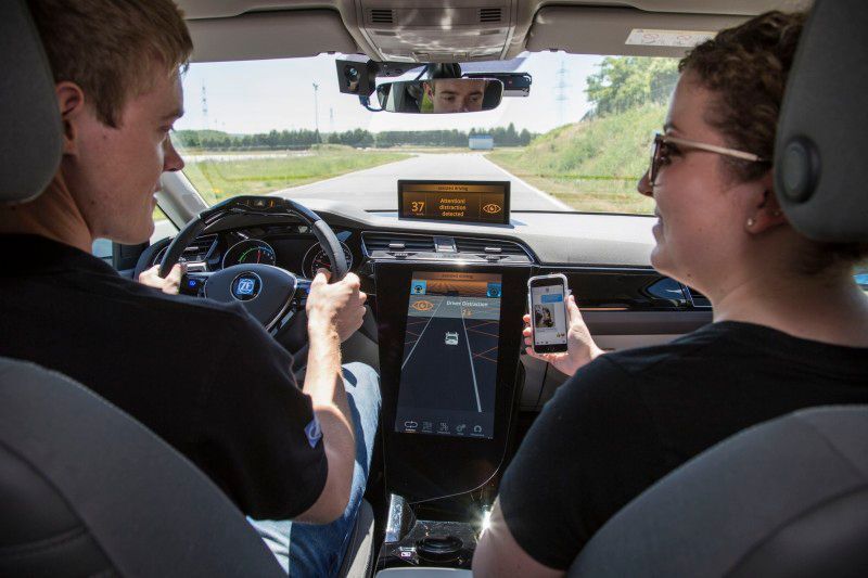 Vision Zero Vehicle von ZF: Der „Driver Distraction Assist“ kann eine Ablenkung des Fahrers – die mittlerweile zweithäufigste Unfallursache nach überhöhter Geschwindigkeit – erkennen und bei Bedarf das Fahrzeug soweit sicher steuern, bis keine größere Gefahr mehr besteht.  (ZF Friedrichshafen AG)