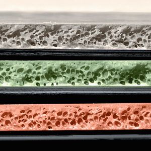 Leicht, stabil, vielseitig: Mit Deckerform PolyFoamX zeigen die Aichacher Kunststoffexperten, wie sich flächige Kunststoffteile auch in kleinen Stückzahlen effizient realisieren lassen. Die Nahaufnahme zeigt die mikrozelluläre Schaumstruktur vom Kunststoff im inneren des PolyFoamX-Bauteils.(Bild:  Deckerform)