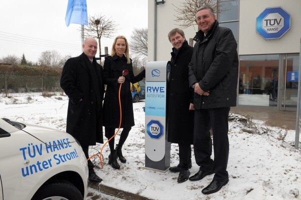 TÜV SÜD nahm bei seiner Tochter TÜV Hanse die erste Stromtankstelle in Betrieb (von rechts): Klaus Balow, Geschäftsführer TÜV Hanse, Dr. Axel Stepken, Vorstandsvorsitzender TÜV SÜD AG, Carolin Reichert, Leiterin Geschäftsbereich E-Mobilität RWE und der Hamburger Unternehmer Sirri Karabag. (Bild: TÜV SÜD)