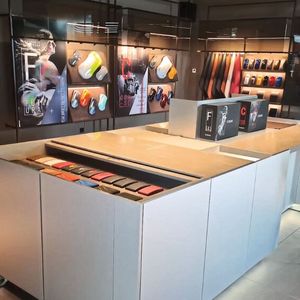 Anlaufpunkt für die Kunden ist eine Art Kücheninsel.(Bild:  Oppel)