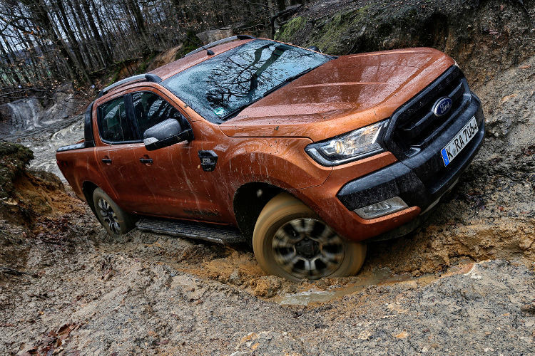 Kaum ein Hindernis stellt das Fahrzeug dank seiner Bodenfreiheit von fast einem Viertelmeter vor ernsthafte Probleme, auch Flussläufe nicht, wenn deren Tiefe nicht mehr als 80 Zentimeter beträgt. (Foto: Ford)