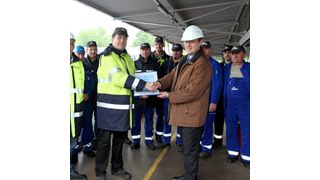 Übergabe der Auszeichnung für sicheres Arbeiten im Werk Münster-Gremmendorf der Westfalen: (Vorne v.l.) Jörn Beyer, Leiter Ladekontrolle Werk Gremmendorf, und Gerhard Schlüter, Leiter Technik (Bild: Westfalen)