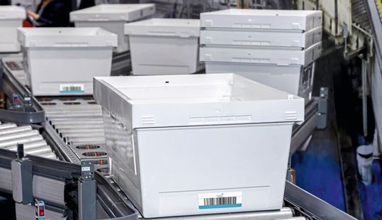 Reuse-Lösungen in der Distributionslogistik können durch Radio-Frequency Identification (RFID) beziehungsweise RFID-Etiketten optimiert werden.(Bild:  Illustration auf Grundlage von gumpaga/stock.adobe.com)