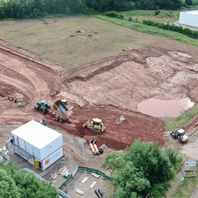 Blick auf die Baustelle: HoSt Bioenergy Systems hat mit dem Bau eines 25-MW-Biomasse-Heizkraftwerks für Chemnitz begonnen.  (Bild: HoSt Bioenergy Systems)