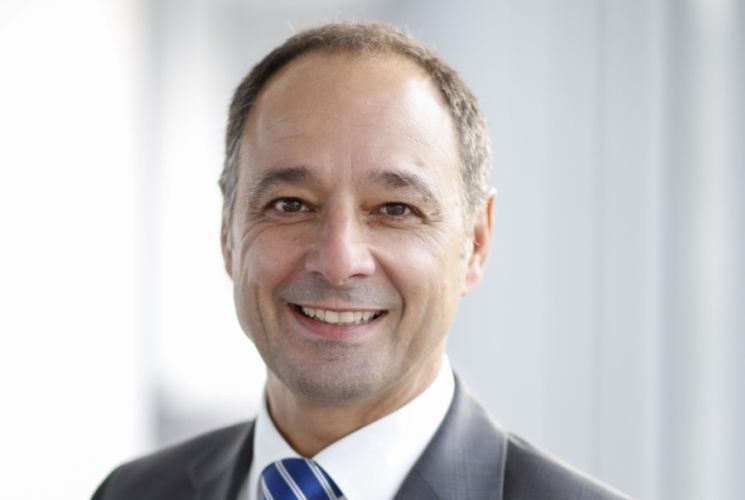 Rainer Bickel, Leiter Vertrieb Kfz-Händlergeschäft der AKF Bank: Die fünf neuen Bundesländer haben für uns als deutsche Unternehmerbank seit jeher einen hohen Stellenwert. So ist das Kfz-Gewerbe in Ostdeutschland eine tragende Säule unseres Geschäfts. Als leistungsstarker Spezialfinanzierer für den Mittelstand stellen wir mit unserem auf die entsprechenden Markterfordernisse zugeschnittenen Angebot und unserer vertrauensvollen Zusammenarbeit mit den Kfz-Händlern in Ostdeutschland sicher, dass unsere Partner gute Erträge erwirtschaften und auch langfristig auf Erfolgskurs bleiben. 25 Jahre deutsche Einheit heißt für uns somit: 25 Jahre verlässliche Partnerschaft, bei der Kontinuität und persönliche Betreuung eine zentrale Rolle spielen. (Foto: akf-Bank)