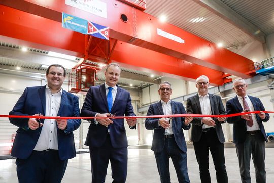 Schnappschuss vom symbolischen Auftakt für das neue trimodale Stahllogistik-Hub von Haeger & Schmidt Logistics (HSL) in Duisburg. Von links: Björn Becker (HSL), Per Nyström (HSL), DI Horst Felbermayr (Felbermayr), Heiko Brückner (HSL) und Prof. Thomas Schlipköther (Duisport). Schnappschuss vom symbolischen Auftakt für das neue trimodale Stahllogistik-Hub von Haeger & Schmidt Logistics (HSL) in Duisburg. Von links: Björn Becker (HSL), Per Nyström (HSL), DI Horst Felbermayr (Felbermayr), Heiko Brückner (HSL) und Prof. Thomas Schlipköther (Duisport).