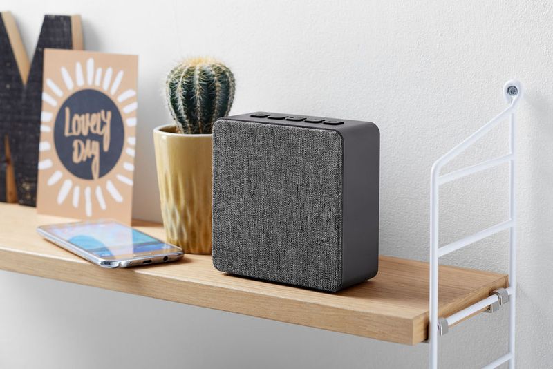 Dieser Lautsprecher unterstützt Bluetooth 4.1 und hat ebenfalls einen Klinkenanschluss sowie eine Akku-Laufzeit von rund sechs Stunden. Zudem verfügt er über einen Lautstärkeregler, eine Play-/Pause-Taste sowie einen Ein-/Ausschalter. Das Gerät misst 11 x 11 x 5 cm und kostet 25 Euro. (Tchibo)