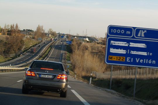Die E-Klasse misst den Abstand zum vorderen Fahrzeug oder Hindernissen und leitet automatisch eine Vollbremsung ein, falls der Fahrer nicht reagiert. (Archiv: Vogel Business Media)