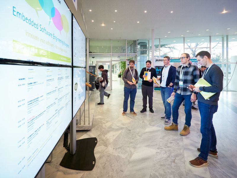 Stets auf dem Laufenden: Teilnehmer planen ihren Vortragsbesuch vor dem Tagesprogramm des ESE Kongress. Einige wenige kranklheitsbedingte Lücken im Kongress-Vortragsprogramm konnten allesamt kurzfristig mit Ersatzbeiträgen geschlossen werden. (Bild: Nicolas Det)