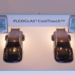 Cool bleiben:  Hitzereflektierendes PLEXIGLAS CoolTouch senkt nicht nur die Oberflächentemperatur von Fahrzeugdächern sondern auch die Temperatur im Innenraum. Ergebnis: mehr Komfort, mehr Fahrsicherheit und reduziertes Unfallrisiko.