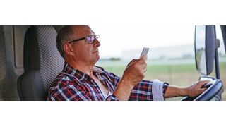 Geht gar nicht: Ein Berufskraftfahrer schreibt am Steuer seines Lastkraftwagens in aller Seelenruhe eine SMS. (©bernardbodo - stock.adobe.com)