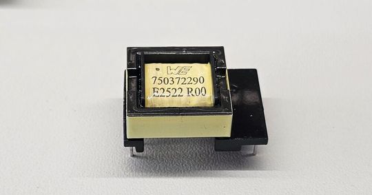 Maßgeschneiderte Leistungselektronik: Wo Standardkomponenten an ihre Grenzen stießen, bietet dieser hocheffiziente Flyback-Wandler (98 Prozent Wirkungsgrad) die notwendige Sicherheit und Kompaktheit für den körpernahen Einsatz. Er ist bereits für die weltweite Serienproduktion ausgelegt.(Bild:  Würth Elektronik eiSos Gruppe)