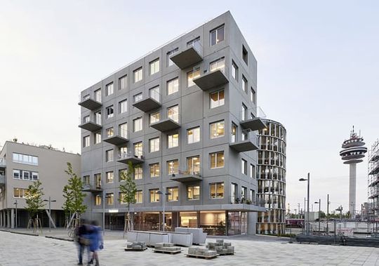 (Für das Wiener Architekturbüro Franz&Sue ist ihr Bürositz – der „Stadtelefant“ – von  besonderer Bedeutung. Eingebettet in ein neues Wohngebiet, ist das Quartiershaus  Bürogebäude und Architektur-Cluster in einem und zeigt, wie interdisziplinäre Zusammenarbeit funktionieren kann. Bild: Franz&Sue, Wien)