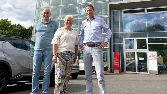 V. l.: Björn Simer, Geschäftsführer Autohaus Glückauf, Dietlinde Stüben Endres, Geschäftsführer in Autohaus Glückauf, Oliver Dietz, Geschäftsführer TCB Automobile.(Bild:  (c) Dirk Selmann, TeamUnion)