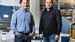 Die Emde-Geschäftsführer Dominik Weibel und Marco Wüst in ihrer Produktionshalle: „Die Faktoren, die in letzter Zeit für produzierende Unternehmen essenziell geworden sind, waren von Anfang an in unserem Konzept enthalten.“ (Bild: eMDe)