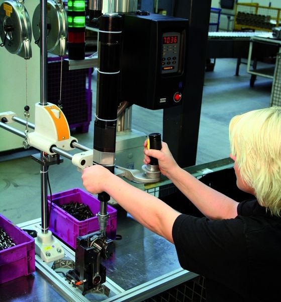 Bild 2: Schraubstation mit ETX-Spindel und Power-Focus-4000-Steuerung. Nur wenn jede der beiden Schrauben des eingespannten Pleuels genau einmal montiert wurde, leuchten beide grünen Lichter der Signallampe des Schraubsystems. (Archiv: Vogel Business Media)