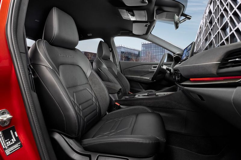 Der Innenraum versprüht nun etwas mehr Wertigkeit. (Bild: Nissan)