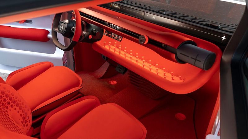 Auch für den Armaturenträger werden in der Studie nur 34 Teile verwendet, während in einem vergleichbaren kompakten Familienauto für gewöhnlich circa 75 Teile in Armaturenbrett und der Mittelkonsole verbaut sind. (Bild: Stellantis)