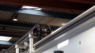 Viel Einsparpotenzial, auch in der Blechbearbeitung: Eine energieeffiziente Rollenkette P4 versorgt hier einen hochdynamischen Feeder von Schuler Automation, der Pressenlinien bedient.  (Bild: Igus)