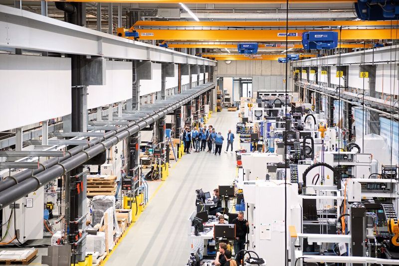 Un groupe en pleine visite de la production. (Source : Thomas Entzeroth)