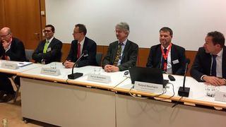 Pressekonferenz der ISELED Allianz: v.l.n.r. Hajo Wetzel (TE Connectivity), Manuel Alvers (NXP), Hartmut Wettengl (Dominant Opto Technologies), Prof. Dr. Blankenbach (Hochschule Pforzheim s), Roland Neumann (Inova Semiconductors) und Robert Isele (BMW Group) (Bild: Johann Wiesböck)