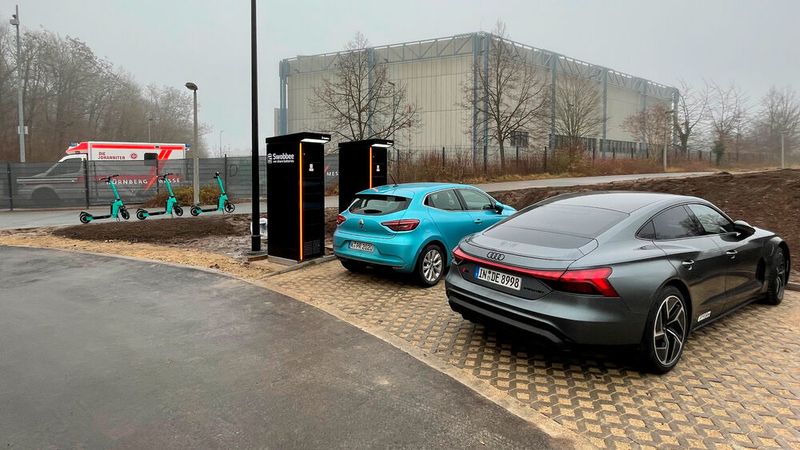 Um Mobilität ganzheitlich zu denken, kooperiert Audi vor Ort auch mit dem Batteriewechselanbieter Swobbee und Tier. Eine Autowaschanlage soll noch folgen. (Bild: Seyerlein/VCG)
